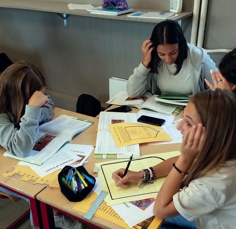 Élèves accompagnés en petit groupe