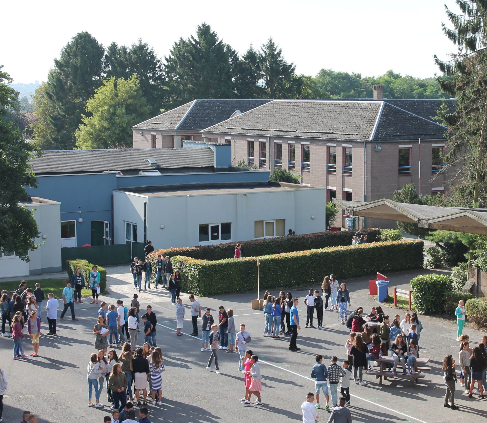 La cour de l'Institut Sainte-Marie un jour de rentrée