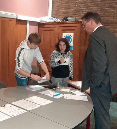 Un éducateur accompagne un élève