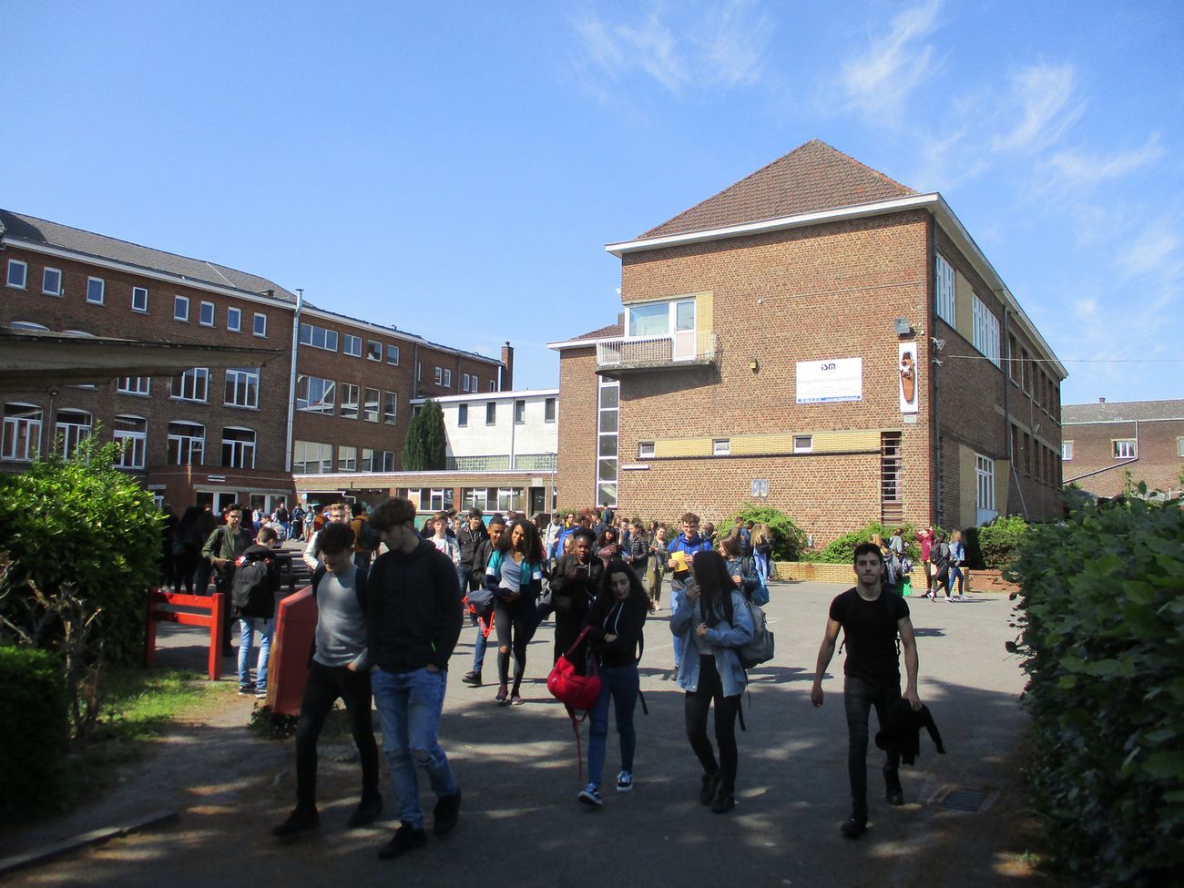 Les élèves dans la cour de l'école